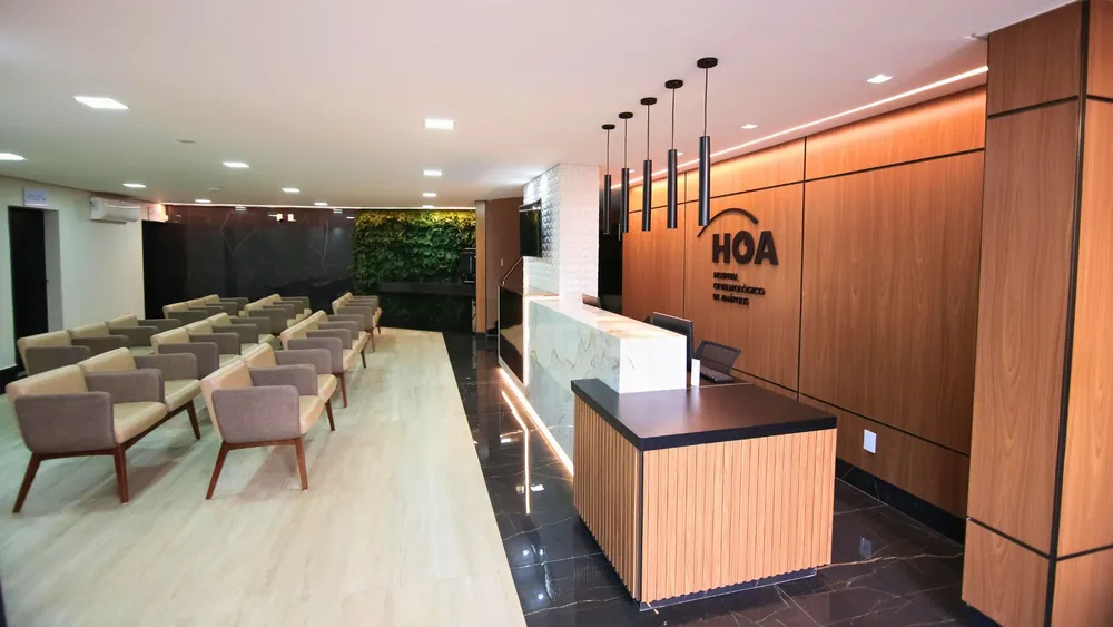 Recepção do Hospital Oftalmológico de Anápolis, com balcão de atendimento e sala de espera